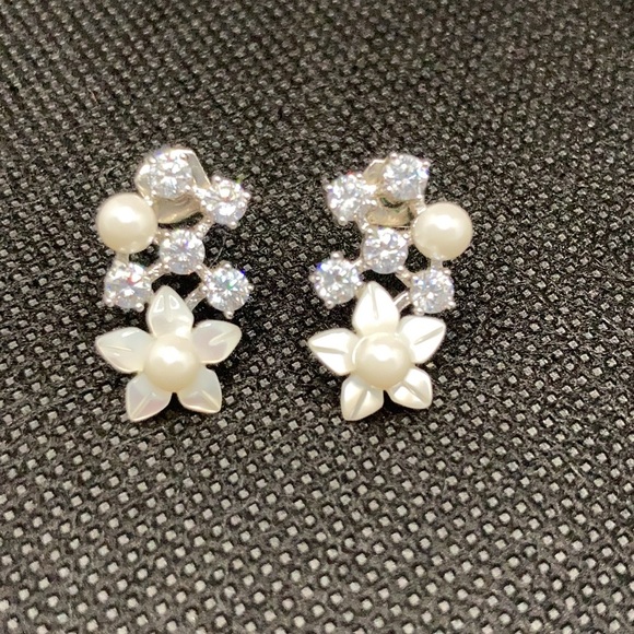 Jewelry - White flower rhinestone stud earrings